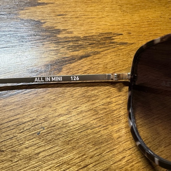 Quay All In Mini Tortoise Frame Brown Fade Lenses - Picture 3 of 3